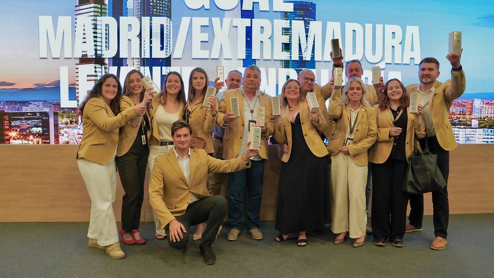 Profesionales de CENTURY 21 Evolution con golden jacket y reconocimientos